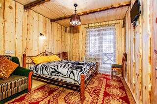 Мини-отель Gutsulska rodzynka Яремче Семейный номер с видом на горы-1